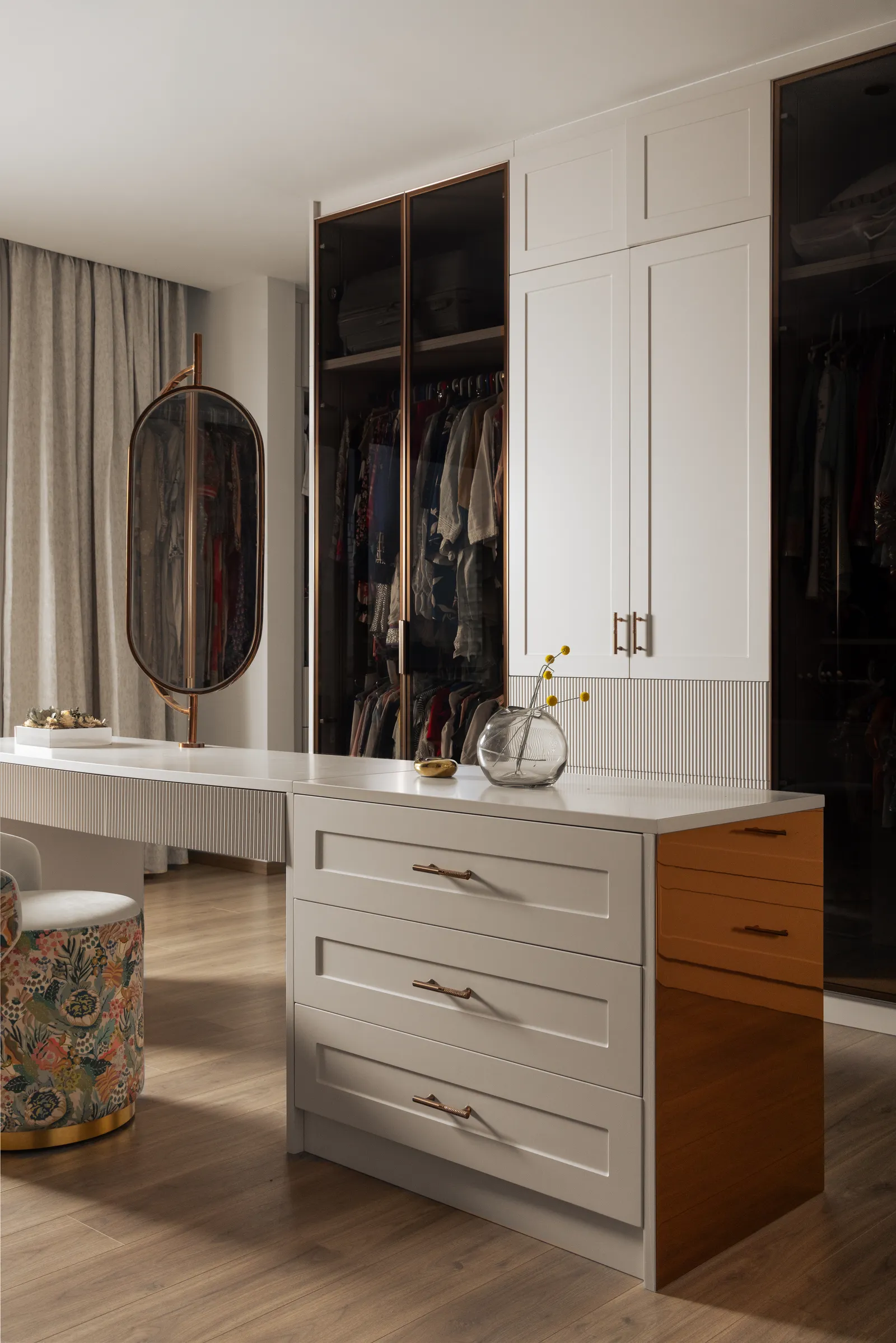 Walk-in wardrobe with drawer island — Seema Katta Svasa